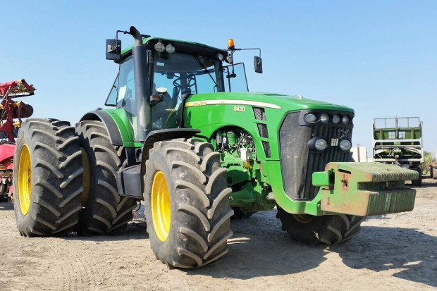 Ogłoszenie rolnicze: JOHN DEERE 8430 POWERSHIFT - 2009 - 379 KM