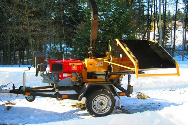 Ogłoszenie rolnicze: Rębak tarczowy na podwoziu, zaczep kulowy 24 HP, 2 noże tnące