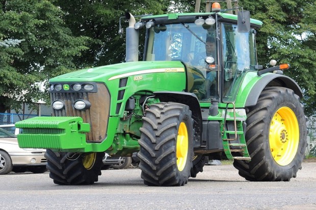 Ogłoszenie rolnicze: JOHN DEERE 8330 POWERSHIFT - 2009 - 303 KM