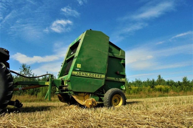 Ogłoszenie rolnicze: Sprzedam prasę John Deere 590 w bardzo dobrym stanie